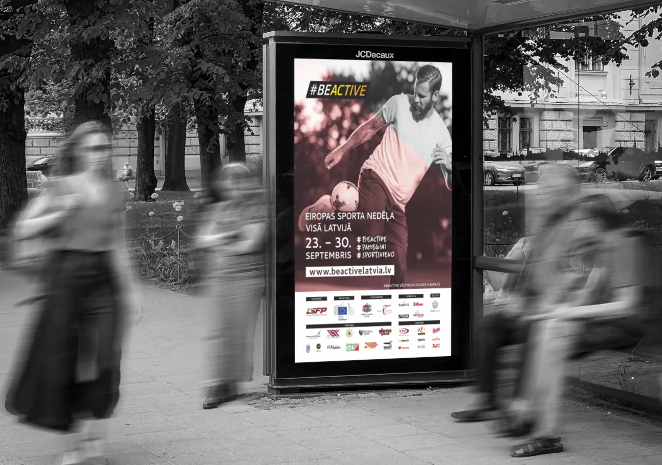 Vides reklāma ar futbola kampaņas plakātu