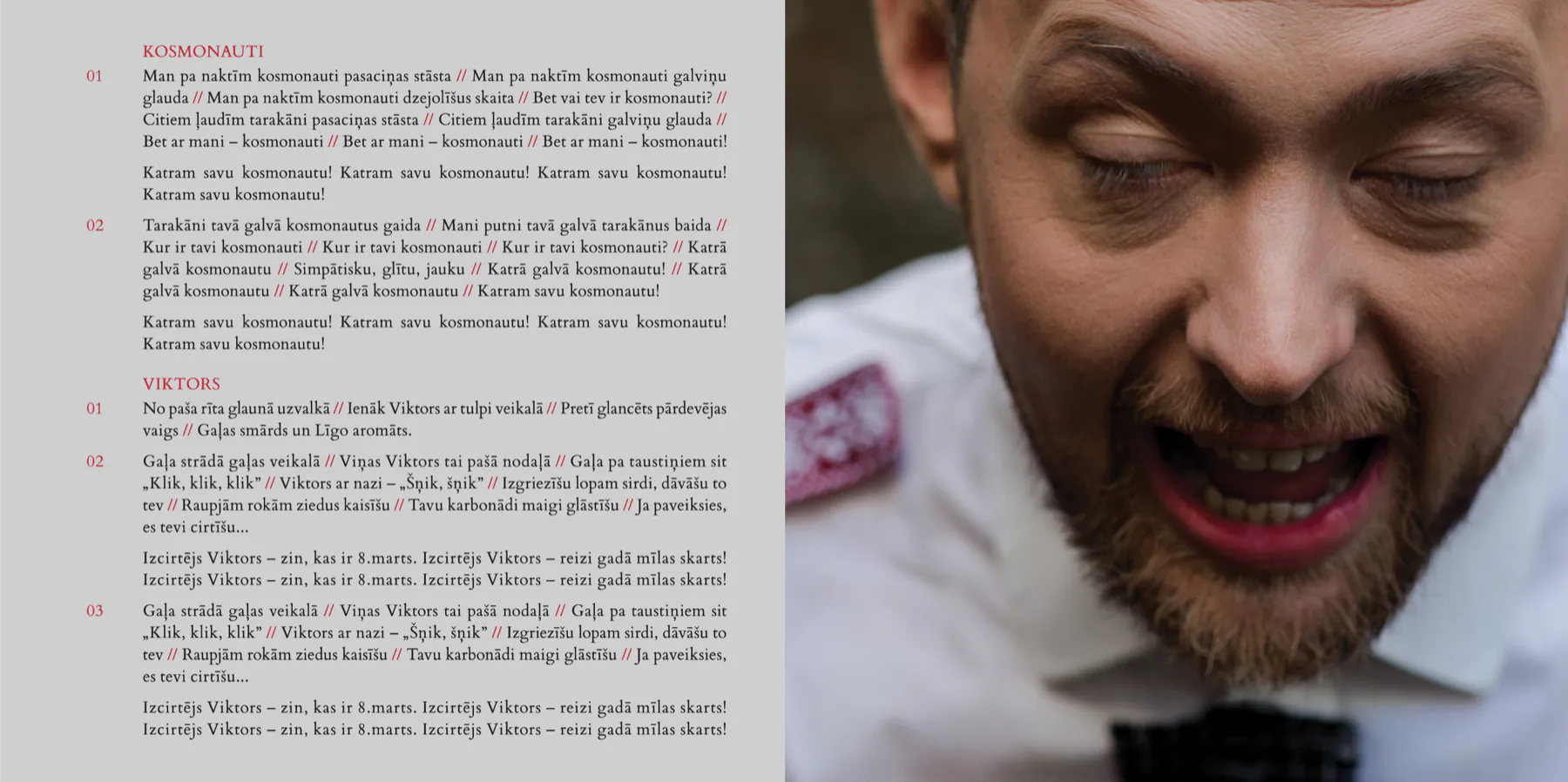 Bukleta atvērums ar dziesmu tekstiem un smejoša vīrieša portreta tuvplānu
