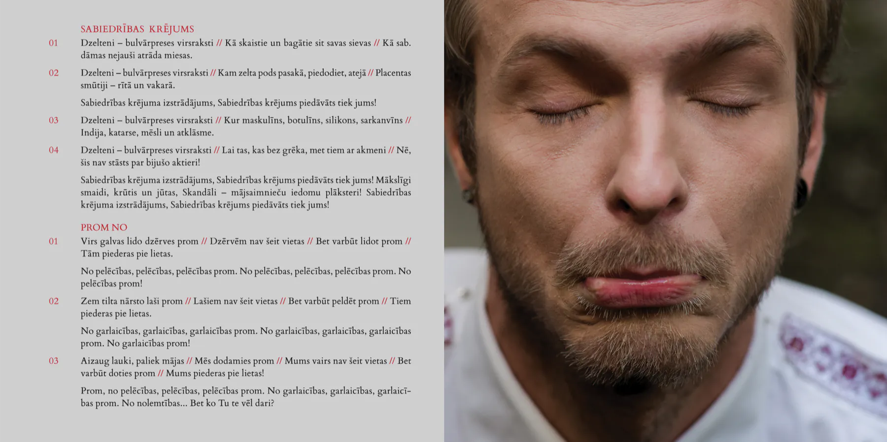 Bukleta atvērums ar dziesmu tekstiem un diviem portretu tuvplāniem