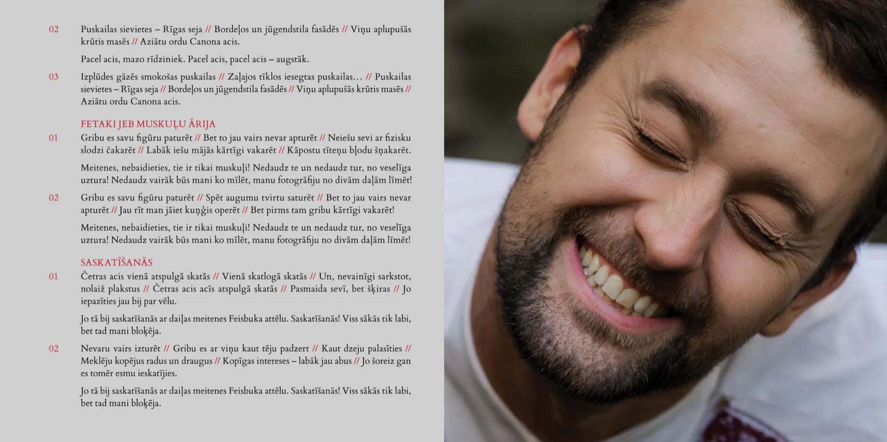 Bukleta atvērums ar dziesmu tekstiem un plati smejoša vīrieša portreta tuvplānu ar piešķiebtu galvu