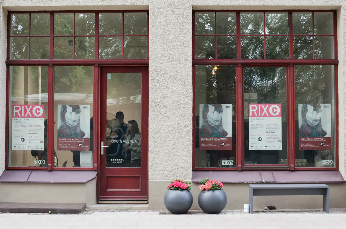 RIXC galerijas fasāde ar izstādes plakātiem logos
