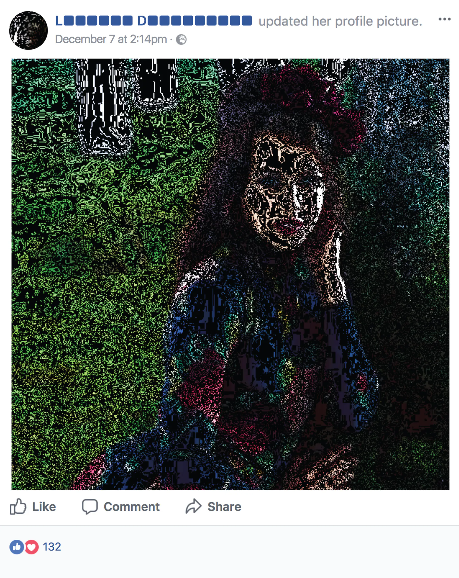 Facebook ieraksts ar no burtiem un krāsām veidotu sievietes portretu zaļā ainavā