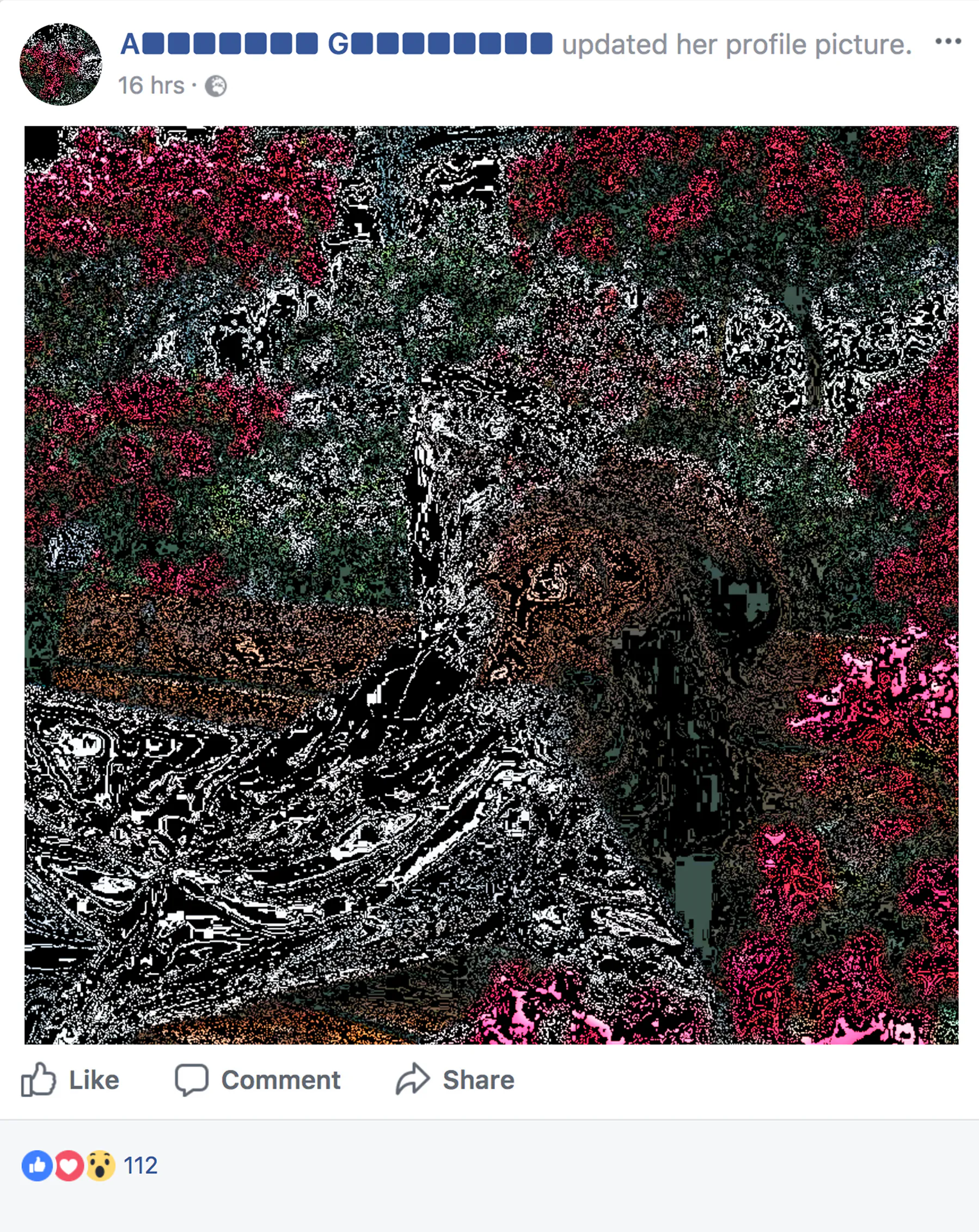Facebook ieraksts ar no burtiem un krāsām veidotu meža ainavu