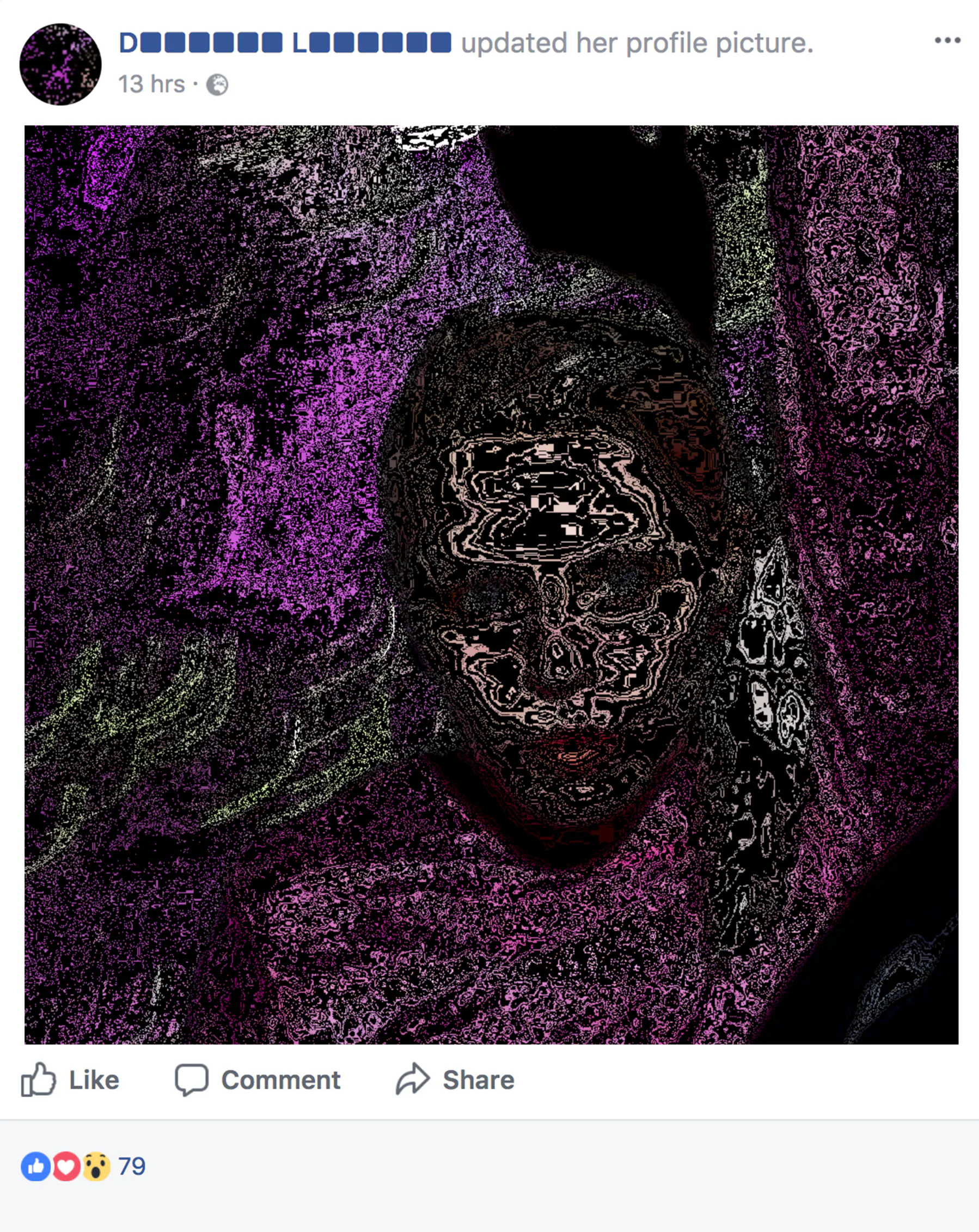 Facebook ieraksts ar no burtiem un krāsām veidotu sievietes portretu violetā ainavā
